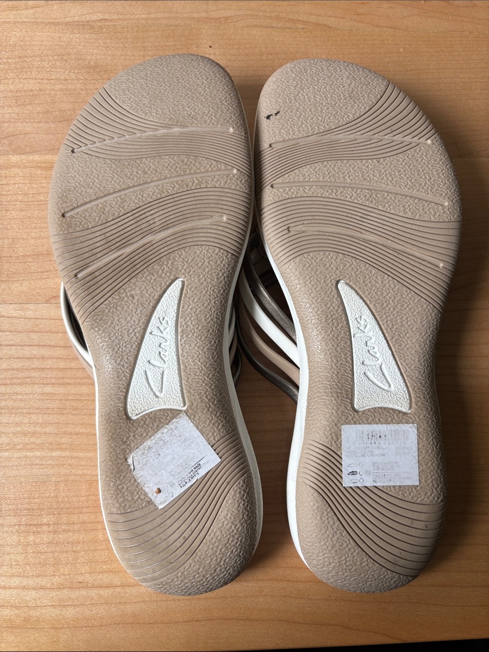 Clarks Cloudsteppers Woven Strap Thong Sandals in Taupe and White - Picture 5 of 5